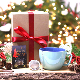 Duży kubek na prezent w zestawie z zaparzaczem, herbatą świąteczną oraz pudełkiem prezentowym - kolor błękitny, pojemność 600 ml