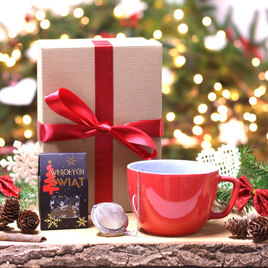 Duży kubek na prezent w zestawie z zaparzaczem, herbatą świąteczną oraz pudełkiem prezentowym - kolor czerwony, pojemność 600 ml