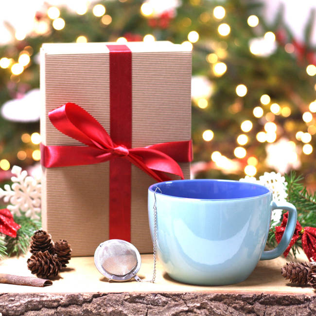 Bardzo duży kubek na prezent w zestawie z zaparzaczem, herbatą świąteczną oraz pudełkiem prezentowym - kolor błękitny, pojemność 850 ml