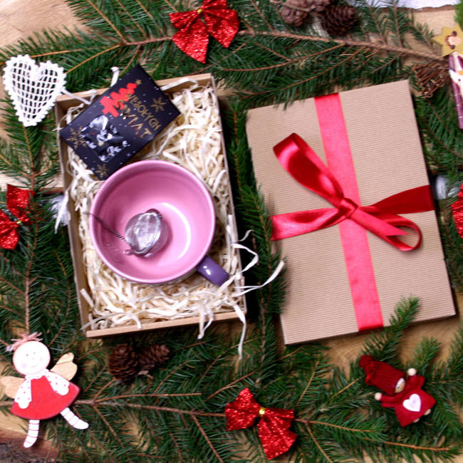 Duży kubek na prezent w zestawie z zaparzaczem, herbatą świąteczną oraz pudełkiem prezentowym - kolor fioletowy, pojemność 600 ml